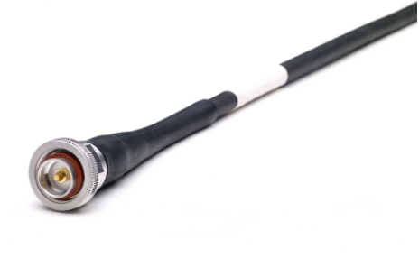 MegaPhase Survivor™ 加固型电缆，频率可达 40 GHz